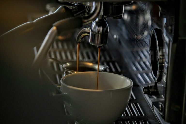 Machine à espresso qui verse un café