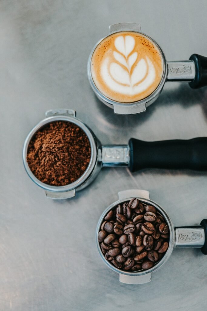 Café moulu, grains et café au lait vus du dessus